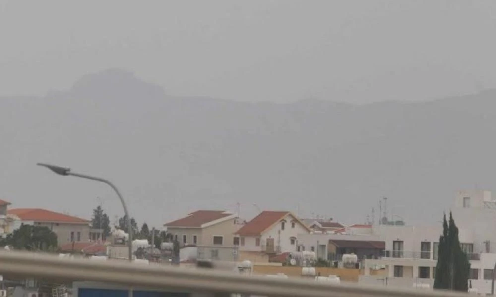 «Πνίγεται» στη σκόνη η Κύπρος - Επηρεάζει την ατμόσφαιρα ο πόλεμος στο Ισραήλ; (Βίντεο)